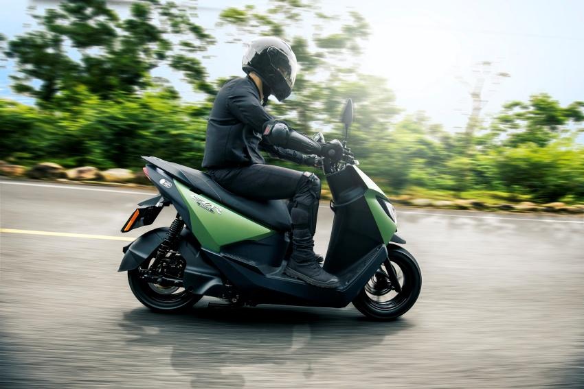 中華 eMOVING 今年第 3 季將推出全新白牌旗艦電動機車 EZ-R，並採 Gogoro 電池系統。