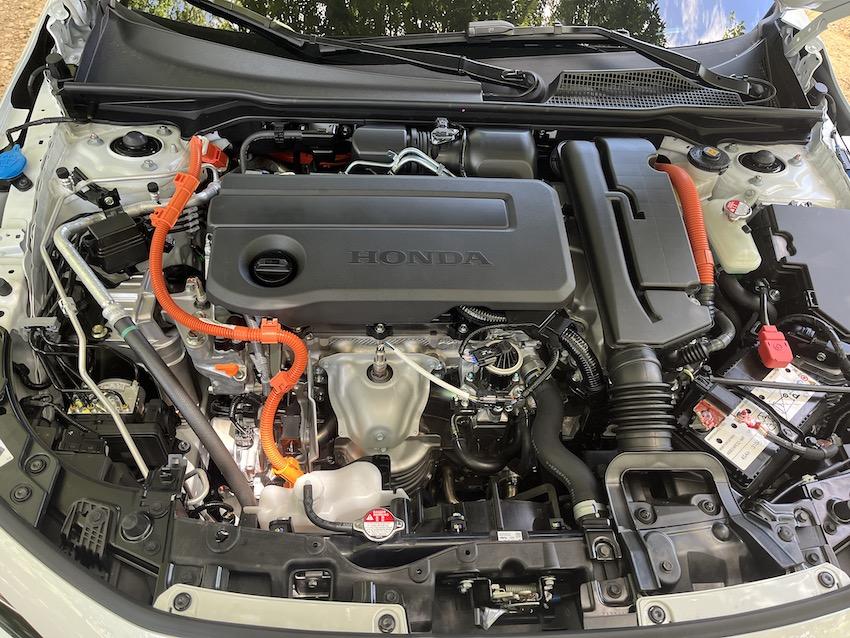 2.0 升 e:HEV 油電動力，搭配 E-CVT 電子無段變速箱，提供 184 匹綜效馬力。