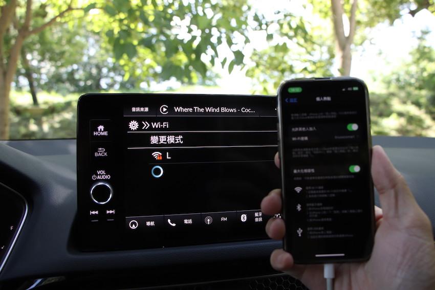 支援 WiFi，可以直接更新內建的導航地圖。