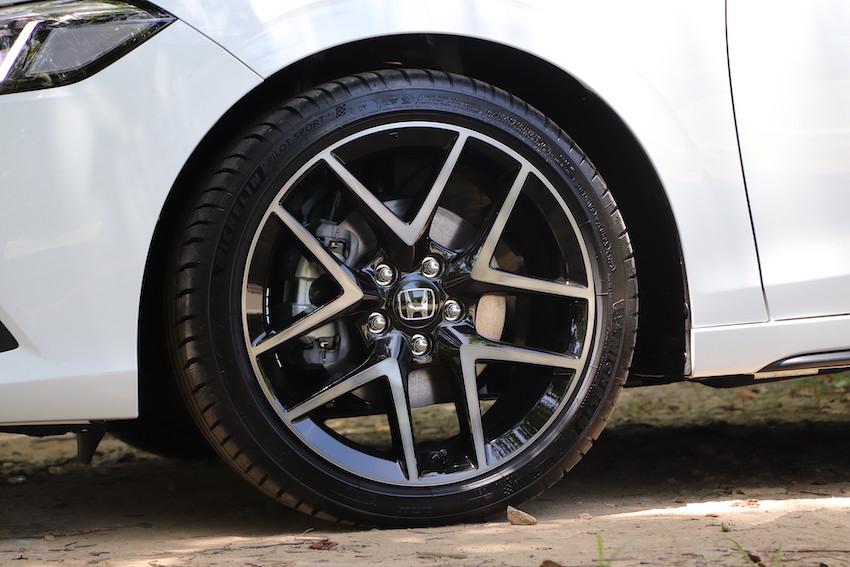235/40 R18 的米其林 PS4 輪胎，就知道 Civic e:HEV 依然有大家想要的出色駕馭感。