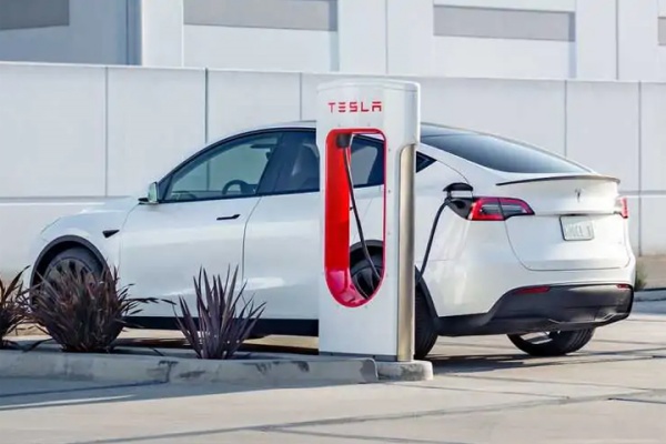 快充功率差異大！馬斯克喊話 Toyota 應加入 Tesla 充電網路