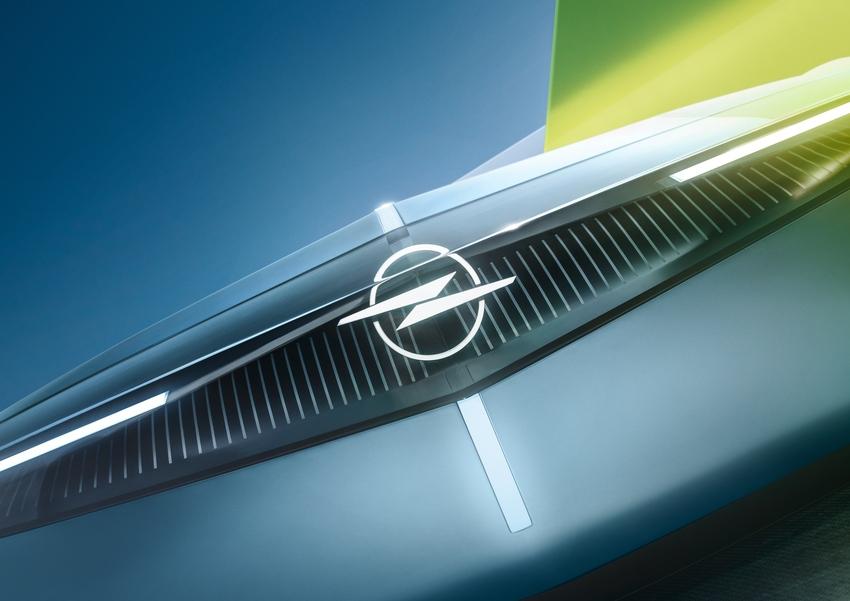 Experimental 是首款搭載分離式閃電廠徽的 Opel。