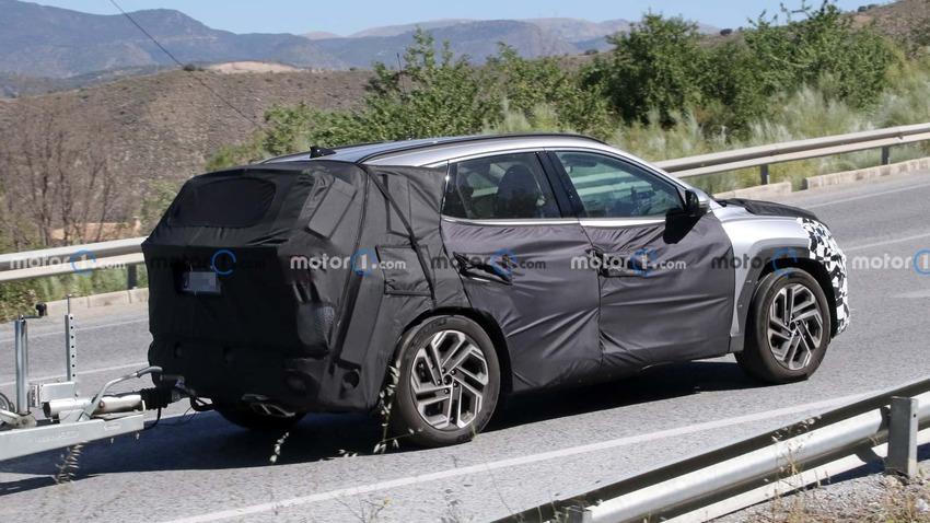 車側、車尾皆以厚重偽裝覆蓋，但預計變化不會太大。