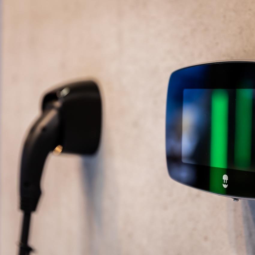 Ora 的電動車，在拔下插頭時，居然還看得到電流「閃閃發光」的樣子。