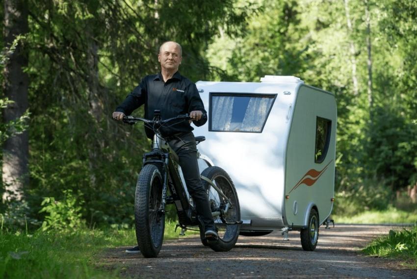 荷蘭發明家推出一款電動自行車就能拖著走的單人露營車。