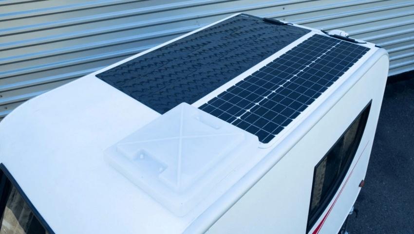 可選配太陽能板車頂，為車內電器設備充電，同時也能供電給電動自行車。