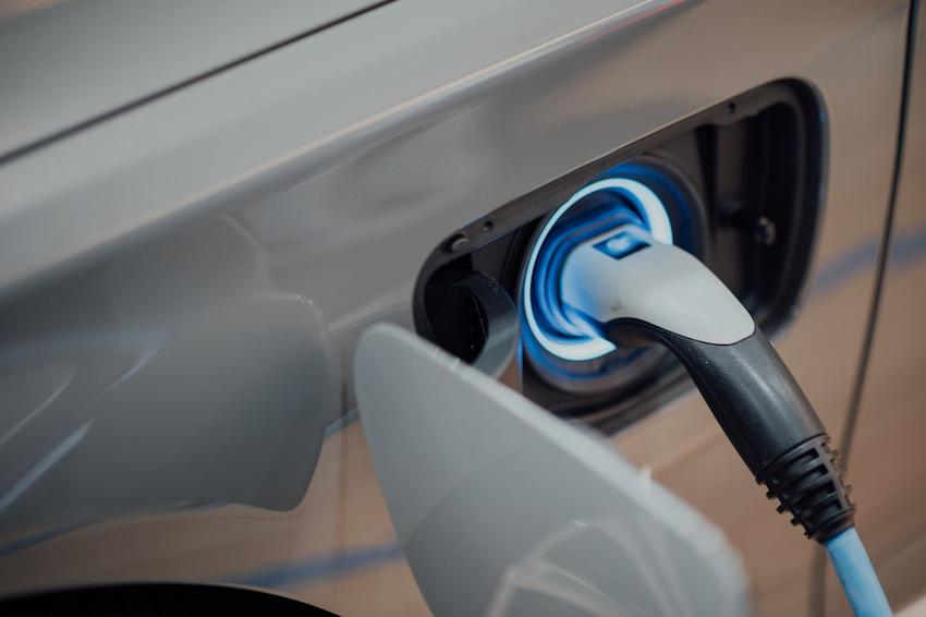 英國一家公司，推出可以縮短電動車充電時間的軟體，僅 8 分鐘可充到 80%。