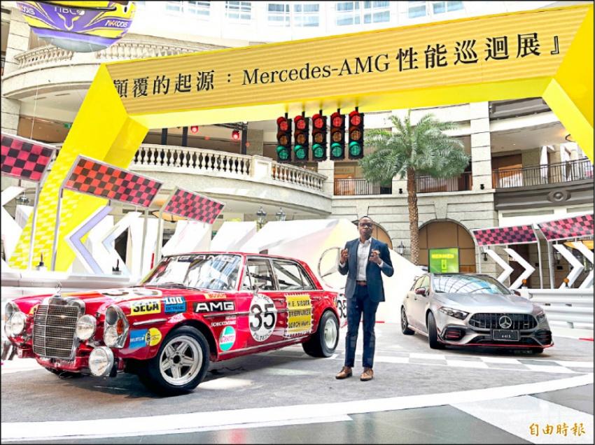 讓 AMG 一戰成名的 300 SEL 6.8（左）首度來台展出時的英姿。