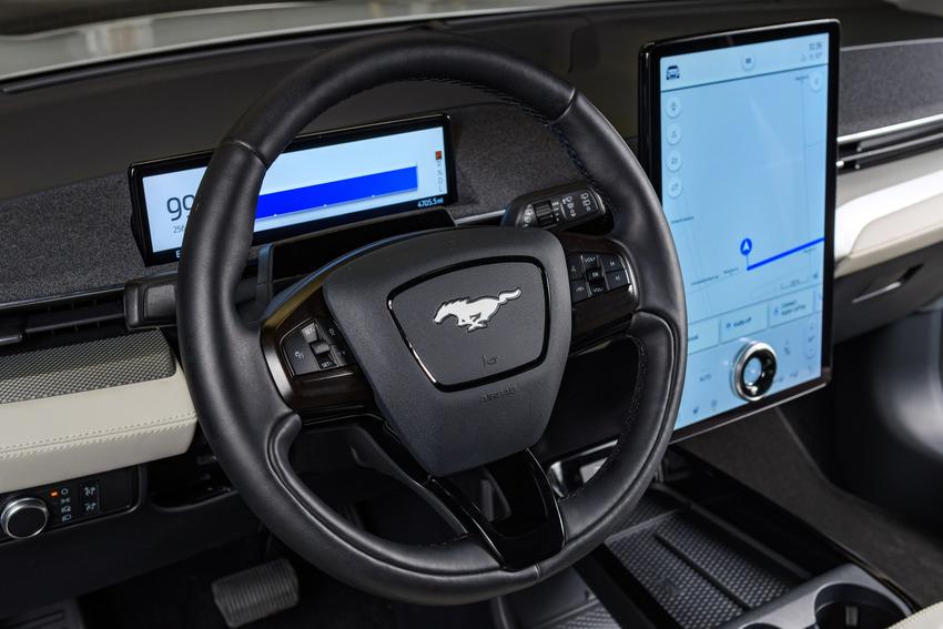 15.5 吋直立式觸控螢幕是內裝的一大亮點。(圖片來源：Ford)