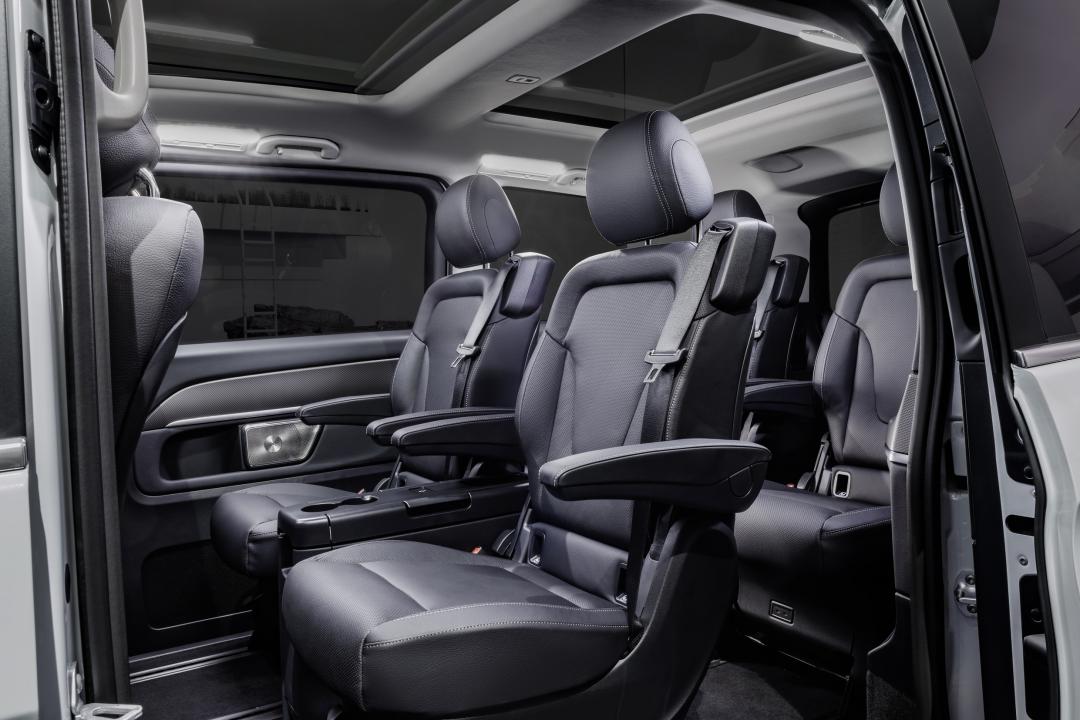 寬裕的車室空間是 V-Class 的強項所在。