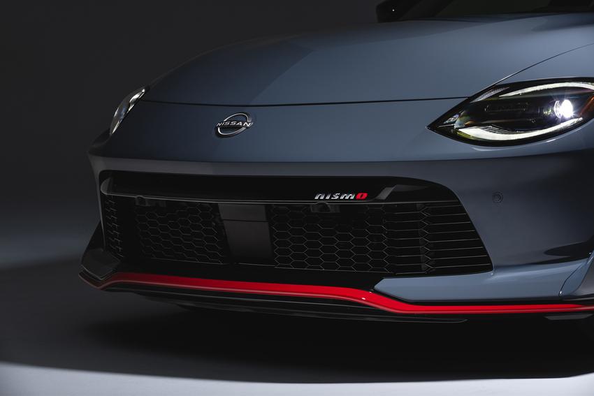 車頭換上新款水箱護罩與擾流設計，並帶有 Nismo 徽飾彰顯身分。