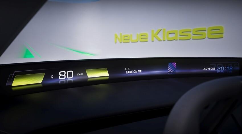 全新 HUD 平視顯示技術將行車資訊投射在前擋玻璃下方的深色顯示區域，取代傳統螢幕。