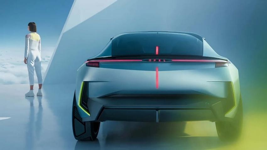 車尾運用 3D 立體打造的尾燈組與十字元素呈現。