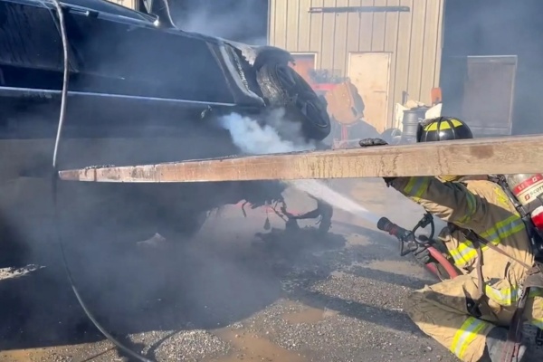 Model S 停放數月無故自燃！美消防隊推特呼籲馬斯克重視