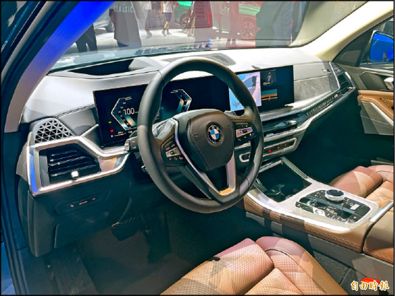 採用新世代科技座艙鋪陳，並首度導入BMW Operating System 8.5車載系統。 （記者陳弘智攝）