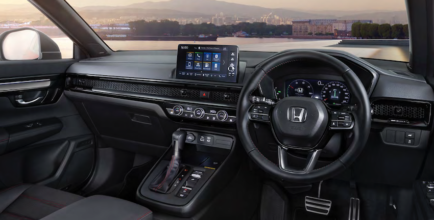 2.0 升油電車型，車內有 HUD 與紅色車縫線。