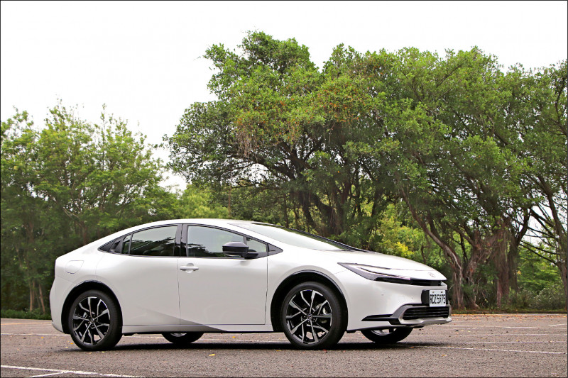 流線的身形，改變過往Toyota油電車較為樸實的外型。