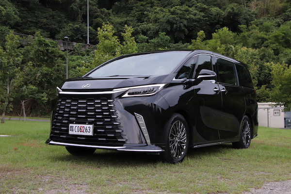 現任老闆司機親自試駕 Lexus LM350h   動態穩定性獲好評