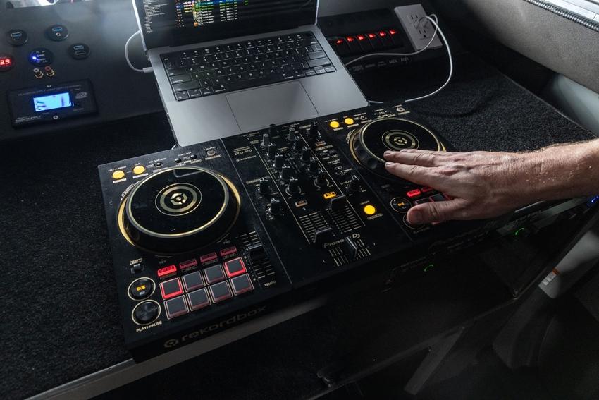原廠將中央車頂移除，改為設有專業混音設備的升降 DJ 台。