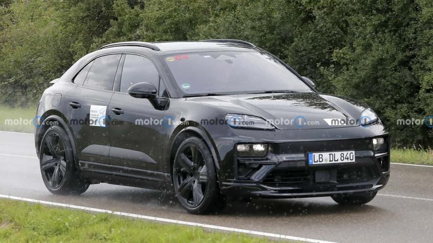 保時捷 Macan EV 僅著輕偽裝進行測試，預計 2024 年正式發表。