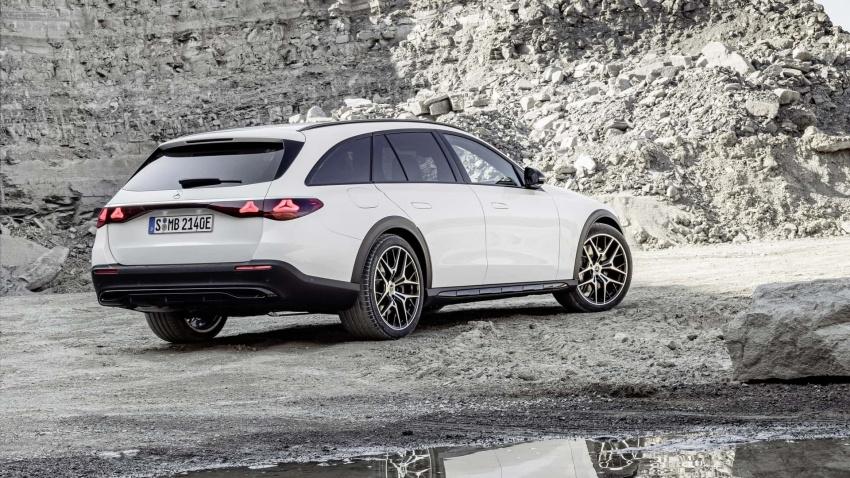 比起 E-Class Estate 多出 46mm 離地間隙，地形征服能力更出色。