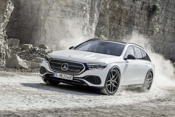 賓士 E-Class 跨界旅行車問世！越野外型加上底盤透視功能