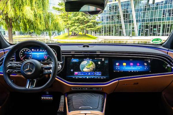 賓士 E-Class 科技座艙搶先體驗：可用 Zoom 開會還能玩 Angry birds