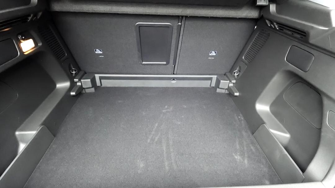 標準後車廂就有514公升，底板還可以上下調整，提升置物空間的彈性。
