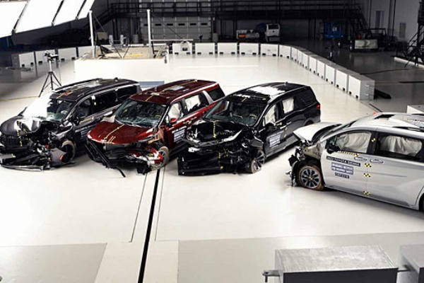 主打家庭用車的熱銷 MPV 後排防護竟不足！IIHS 公布最新正面偏位撞擊成績