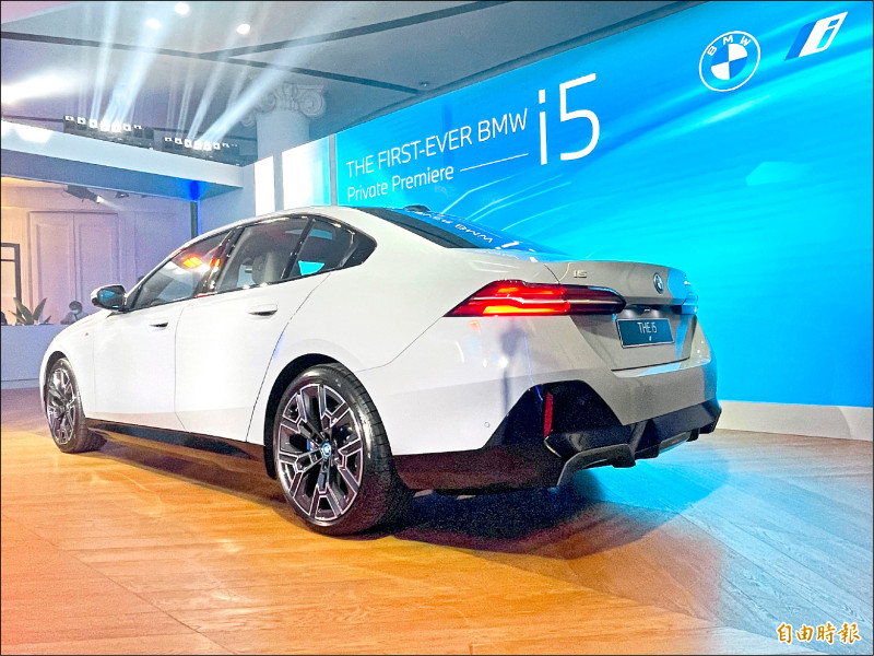 i5整體車格放大,並透過新世代設計彰顯氣勢。(記者陳弘智攝)