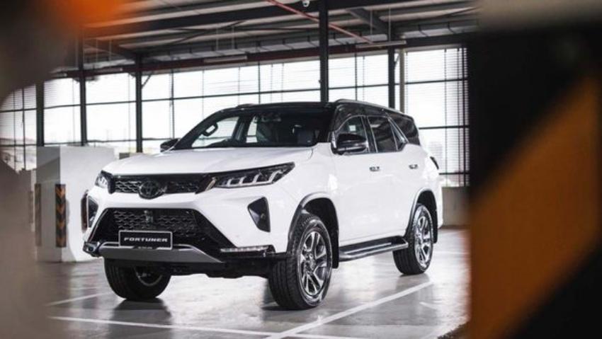 Toyota Hilux 雙生越野 SUV 即將大改款！換搭新式樣外觀首度導入油電科技