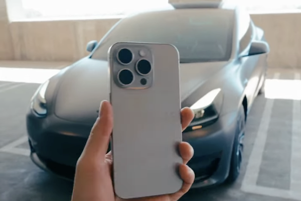 全新 iPhone 15 Pro「動作按鈕」成特斯拉遙控器    一鍵開啟空調、行李箱 