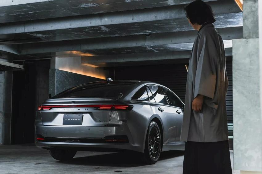 整體外型與先前原型車相同，採用斜背房車的樣式。