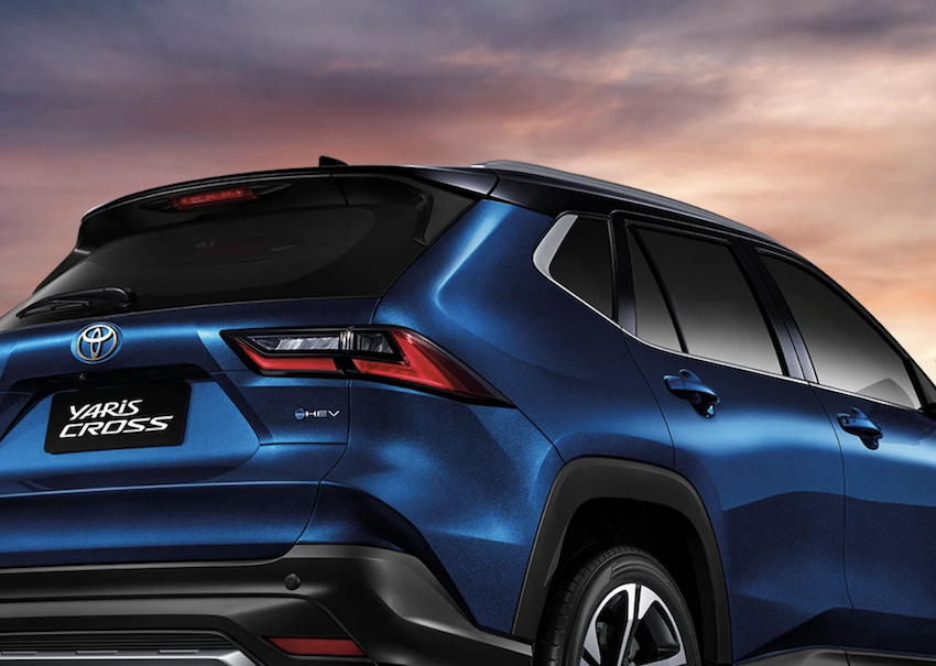 Yaris Cross 在泰國採油電動力，車尾有 HEV 銘牌字樣。