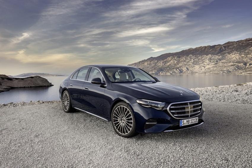 頂規 E300 EXCLUSIVE 是車系中唯一採用立標的車型。