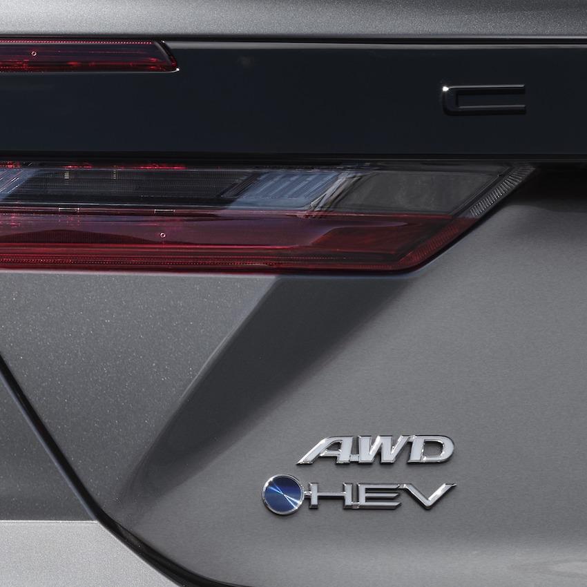 旁邊的 HEV、AWD 銘牌，就可確定將搭載最新世代的油電混合動力，並且有 AWD 全輪驅動版本車型。（圖片來源：Toyota）