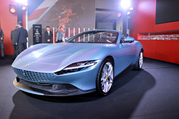 時隔 54 年再現前置軟頂敞篷之作！Ferrari 上空 Roma 導入國內開賣