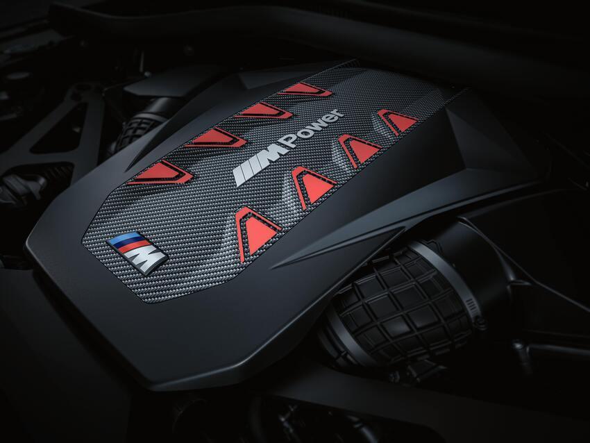 以 4.4 升 V8 雙渦輪引擎為主的 M Hybrid 插電式油電系統，可提供 748 匹/102 公斤米綜效輸出。