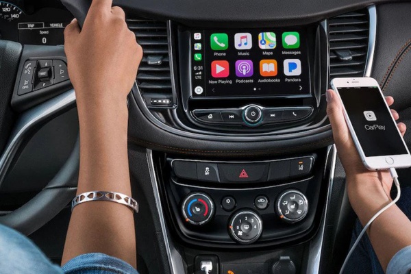 拒絕搭載 Apple CarPlay 手機連接引眾怒！車廠高層：一切都是安全考量
