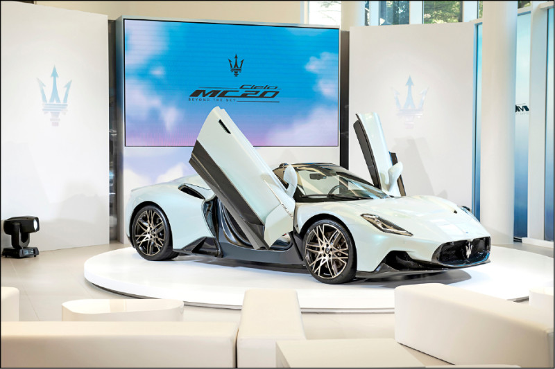 Maserati MC20 Cielo擁有蝶翼式側掀車門及電控液晶玻璃硬頂敞篷。前後都採用20吋Birdcage輪圈，搭配前6後4活塞Brembo高性能剎車卡鉗。圖為MC20 Cielo Acquamarina Edition，加上選配後，車價1,990萬元。