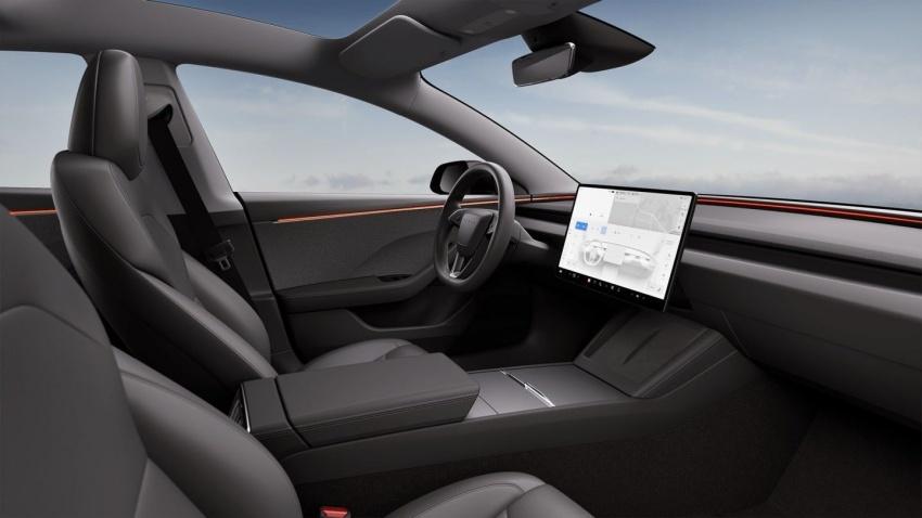 改款 Model 3 的內裝更加簡潔，並取消方向機柱的排檔桿。