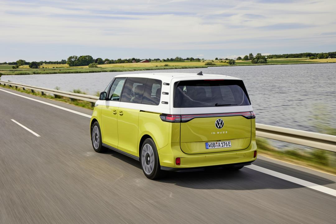 VW ID.BUZZ有著當年T1許多經典承襲，車尾側邊的三條線即是致敬T1。