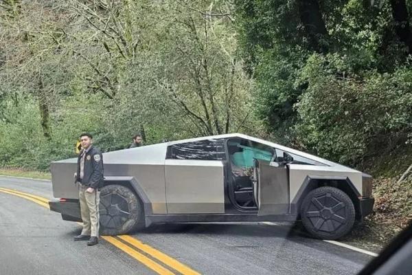 Tesla Cybertruck’s World-First Collision: Impervious to Damage, Toyota Corolla Decimated