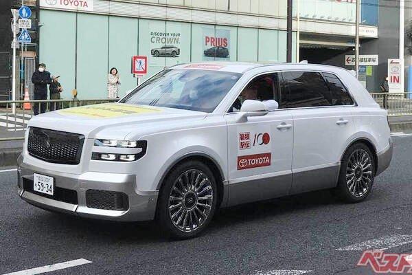 Toyota Century SUV Shines as Headquarters Car for 100th Hakone Ekiden University Marathon Relay