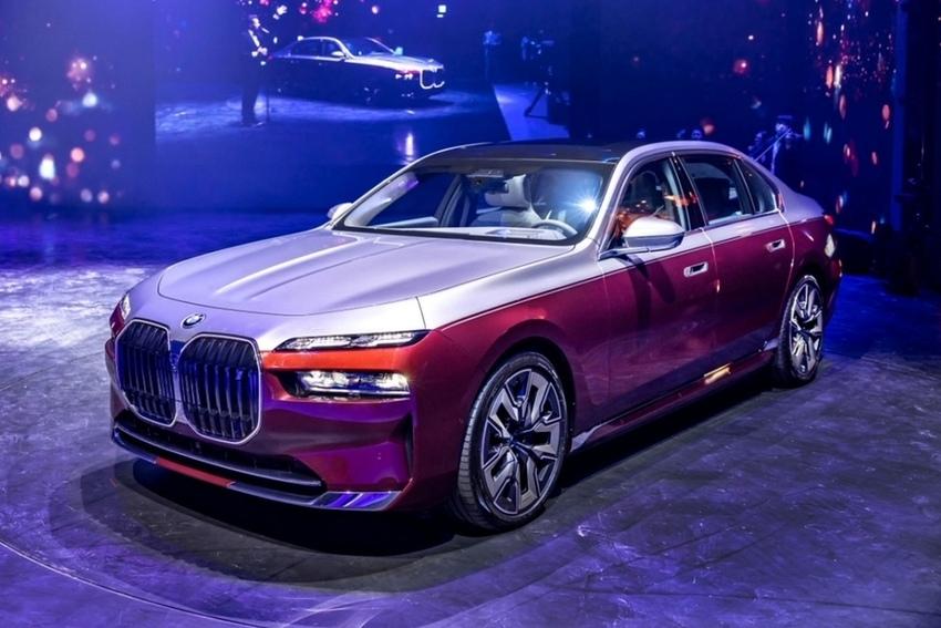 BMW 大面積雙腎水箱護罩被戲稱為大鼻孔，如今證明這樣的設計確實夠吸引人。圖為新一代 7 系列。