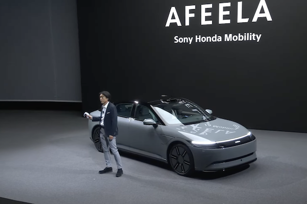 CES 大展 Sony 再秀新噱頭！執行長用 PS5 手把遙控 AFEELA 電動車出場
