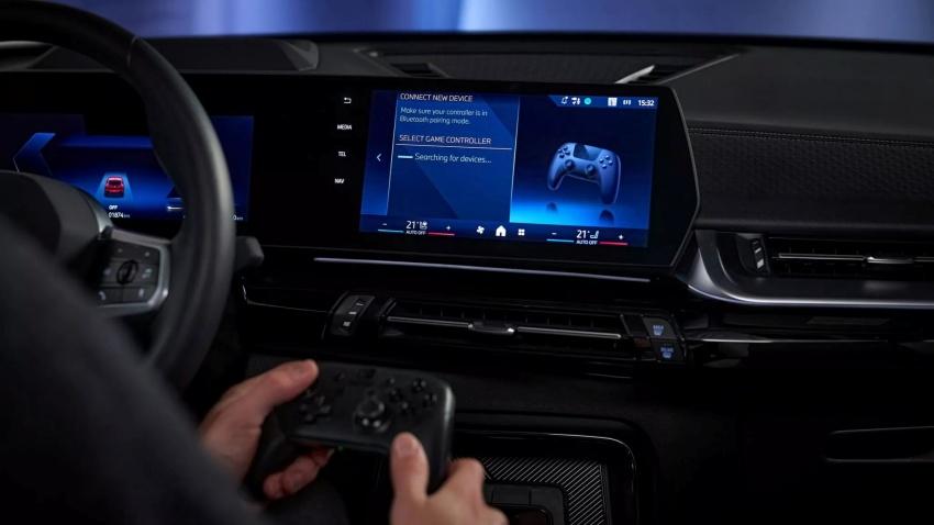 BMW 最新 iDrive 9 系統可以支援電動搖桿連接，在車內遊玩更多遊戲。