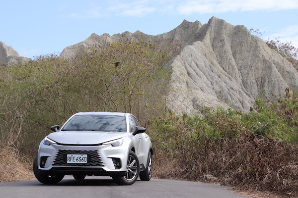 試駕報告》品牌最小巧精緻跨界休旅Lexus LBX  誰是它的目標族群？