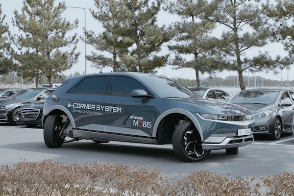 酷炫汽車 5 大科技！開進機場自動停車  前擋風玻璃就是儀表板