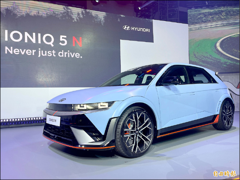 Hyundai IONIQ 5 N是品牌首款高性能電動車，使用21吋Pirelli P-Zero性能胎，並採單體四活塞卡鉗與400×34mm通風散熱碟，強化煞車制動力。（記者陳英傑攝）